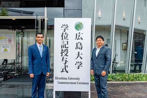 Commemorative photographs in front of the venue