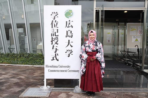 Commemorative photographs in front of the venue