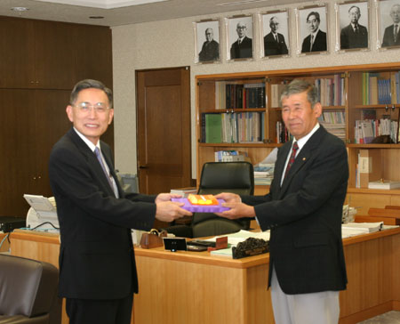 学長室での反射版贈呈式。桑森会長（右）と牟田学長（左）