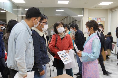 文学学院和研究生院的留学生们在亲切交谈 (世界茶话会) 