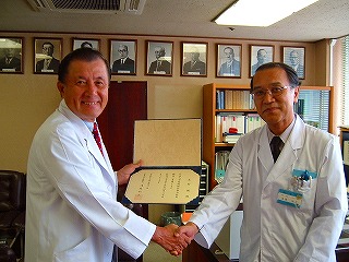 木村特別顧問（左）と浅原病院長