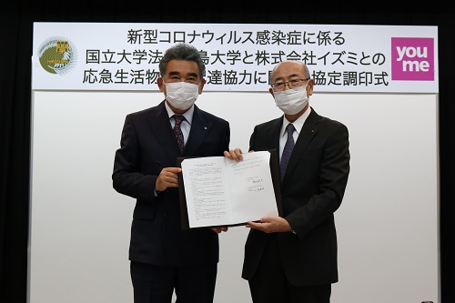 Hiroshima University President Mitsuo Ochi (Left) and Izumi Co., Ltd. CEO Yasuaki Yamanishi (Right)