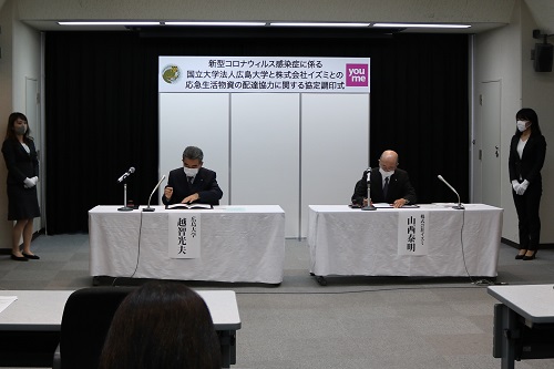 President Ochi and CEO Yamanishi signing the agreement