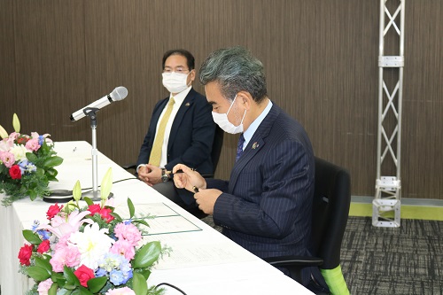 President Ochi Signing the Memorandum of Understanding