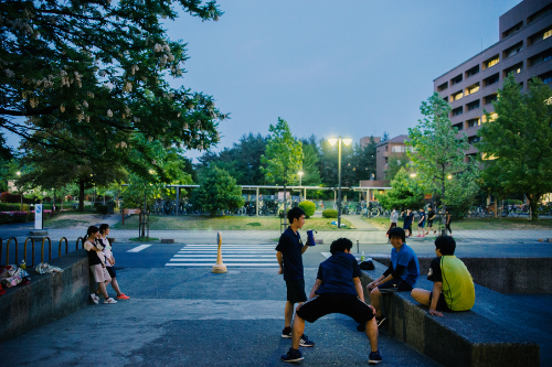 通过俱乐部等活动，可以结识各院系的同学 (北体育馆区域)