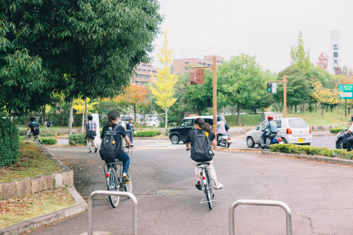 许多学生骑自行车上学 (校园中央入口附近)