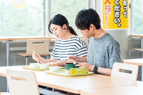 食堂は5か所、カフェもあります