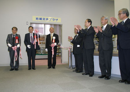 牟田学長（中央）、位藤館長（右）、吉里前館長（左）によるテープカット
