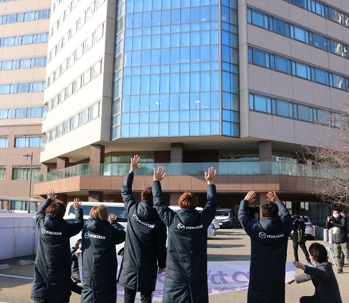 J1サンフレ監督・選手が医療従事者を激励 | 広島大学