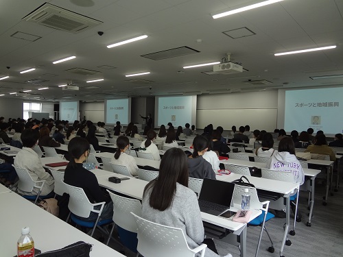 二宮氏の講演を聞く学生達