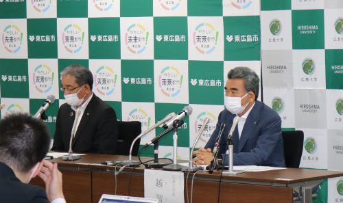 Mayor Hironori Takagaki of Higashihiroshima City (left) and President Mitsuo Ochi of Hiroshima University (right)