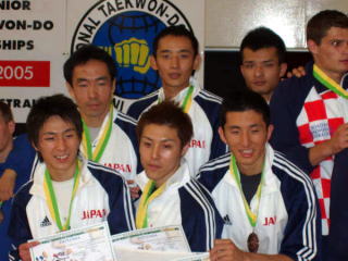 写真二列目の中央が池本さん