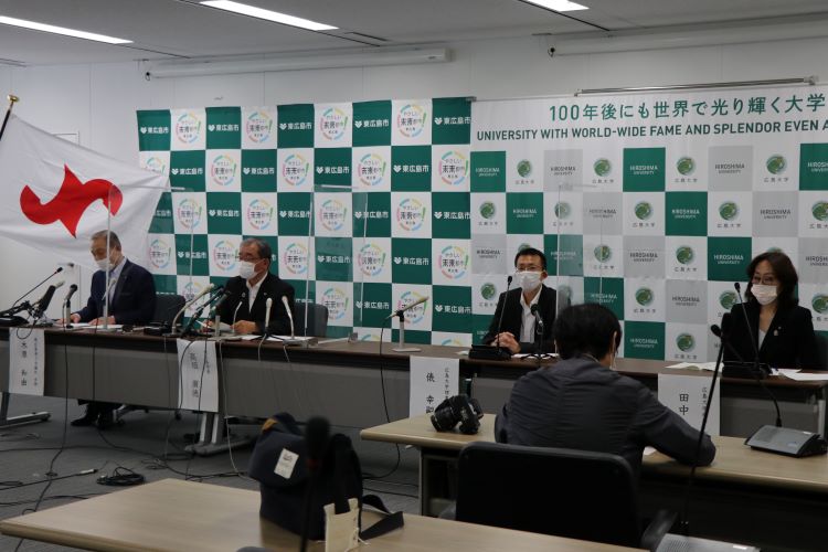 From left to right: Chairman Kihara, Mayor Takagaki, Executive Director Tawara, Executive Vice President Tanaka