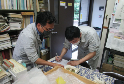 奈良三彩小壺の貸し出し作業風景 奈良三彩小壺の貸し出し作業風景