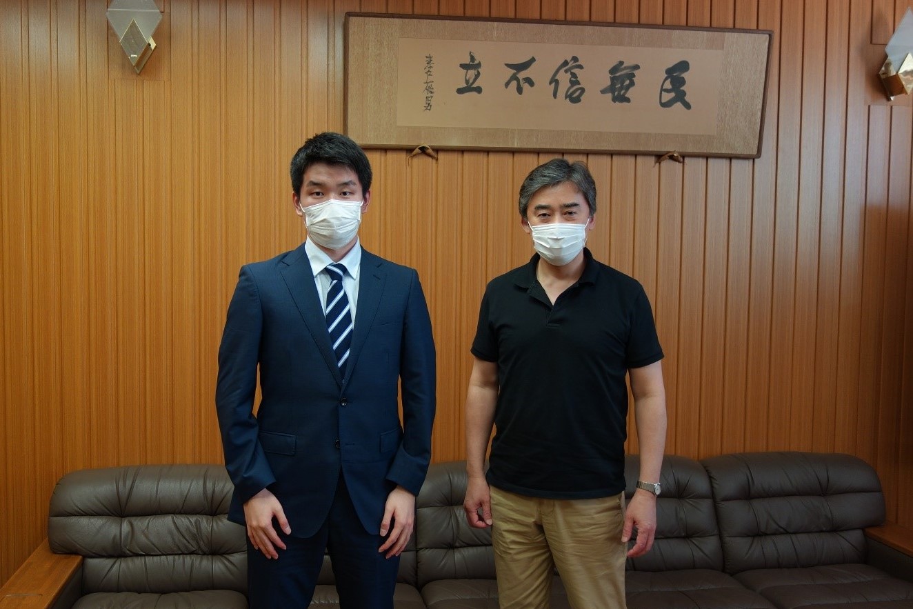 藤川さんと鈴木学部長が並んで立つ画像