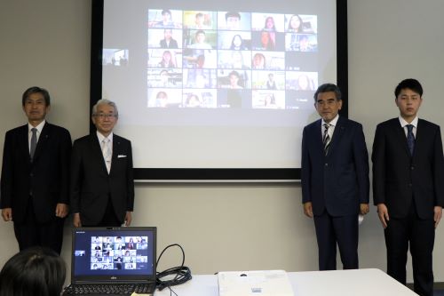 出席者による記念撮影