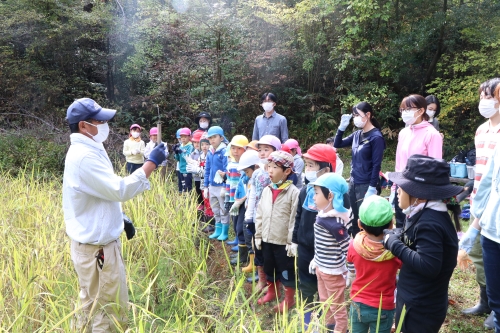 Children listening to an explanation by Mr. Shioji, a technical expert.