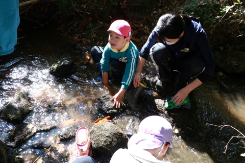 泥だらけの長靴を川で洗いました