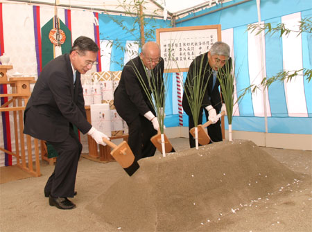 左から牟田学長、上田市長、岡田会頭