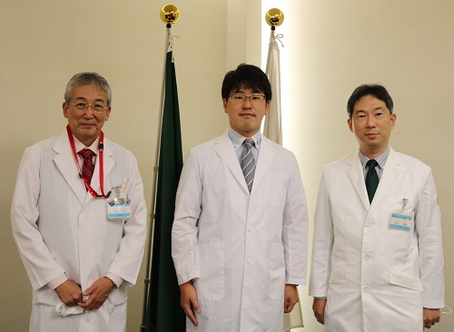 左から木内病院長、山本医師、米田診療科長