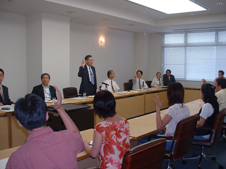 留学生に質問をする牟田学長