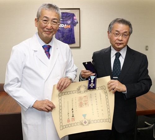 木内病院長(左)と小川元主任部門長