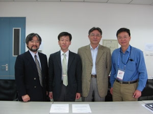写真2 調印後の記念撮影