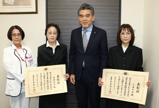 左から佐藤看護部長、村田さん、越智学長、小島さん