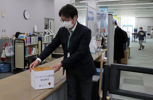 中央図書館に設置された募金箱