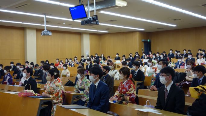 多くの卒業生が出席した法学部学位記授与式会場