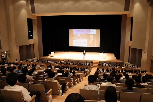 モーリー氏の講演を聞く学生達