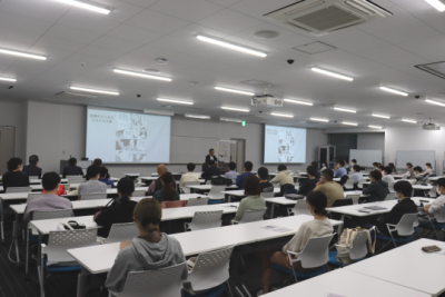 弘兼氏の講演を聞く学生達 弘兼氏の講演を聞く学生達
