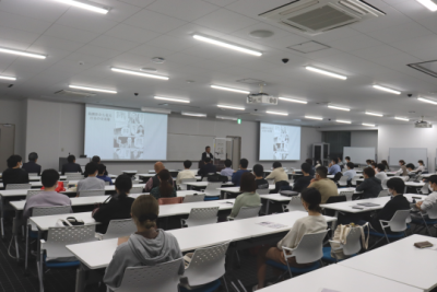 弘兼氏の講演を聞く学生達