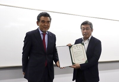 弘兼氏に「特別招聘教授」の称号を授与 弘兼氏に「特別招聘教授」の称号を授与