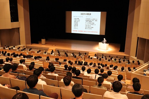 山極氏の講演を聞く学生達