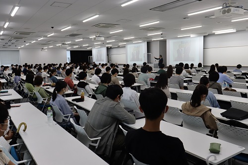 二宮氏の講演を聞く学生達