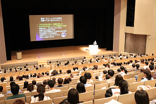 小林氏の講演を聞く学生達