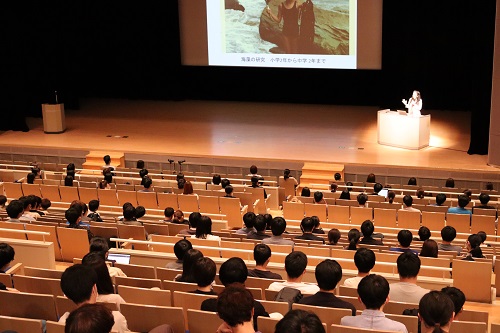 中丸氏の講演の様子 中丸氏の講演の様子
