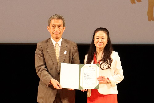中丸氏に「特別招聘教授」の称号を授与 中丸氏に「特別招聘教授」の称号を授与