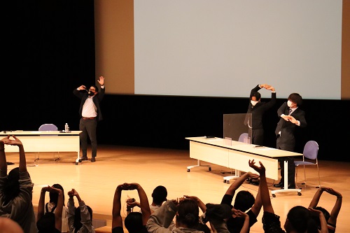 学生達と体を動かしながら説明 学生達と体を動かしながら説明