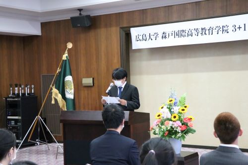 挨拶をする修了生代表 馬さん
