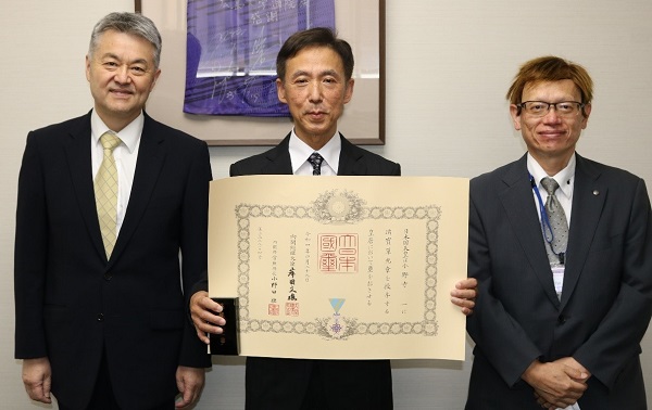 左から工藤病院長、小野寺氏、伊藤診療支援部長 左から工藤病院長、小野寺氏、伊藤診療支援部長