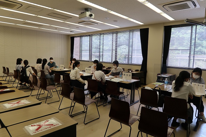 学生による個別相談会の様子