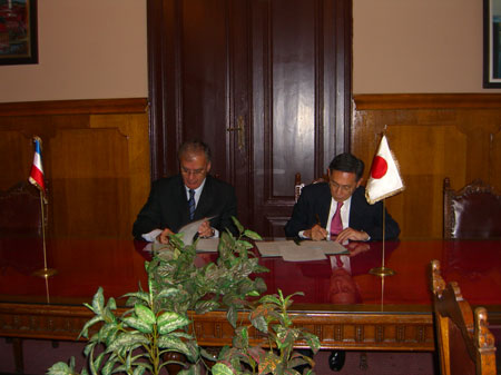 ベオグラード大学における協定調印式　（左）ポポビッチベオグラード大学長と牟田学長