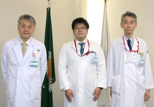 左から工藤病院長、内藤医師、丸山教授