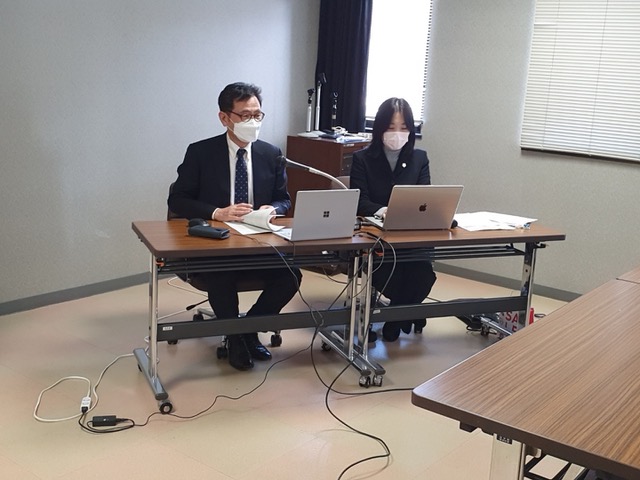 韓国の法状況について報告するJung Byoung-ho教授と、討論をする金准教授