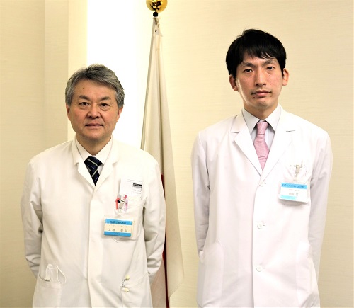 左から工藤病院長、岡田医師