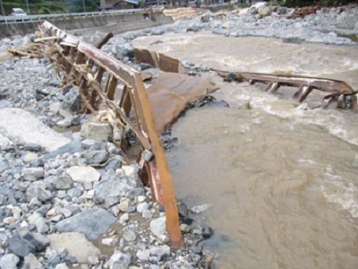 2009.8.9豪雨によるトラス橋の流橋