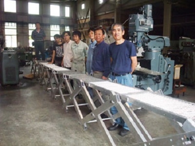 プロトタイプ製作の技術スタッフと、実験研究中の同僚・学生の皆さん
