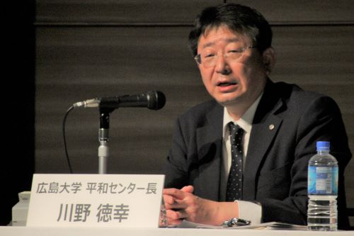 Director Kawano of the Center for Peace, reporting on the "Voice of Hiroshima"